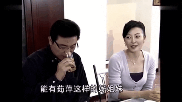 ：男子公捡筷子时我故意张开腿，女子回应：只是开玩笑