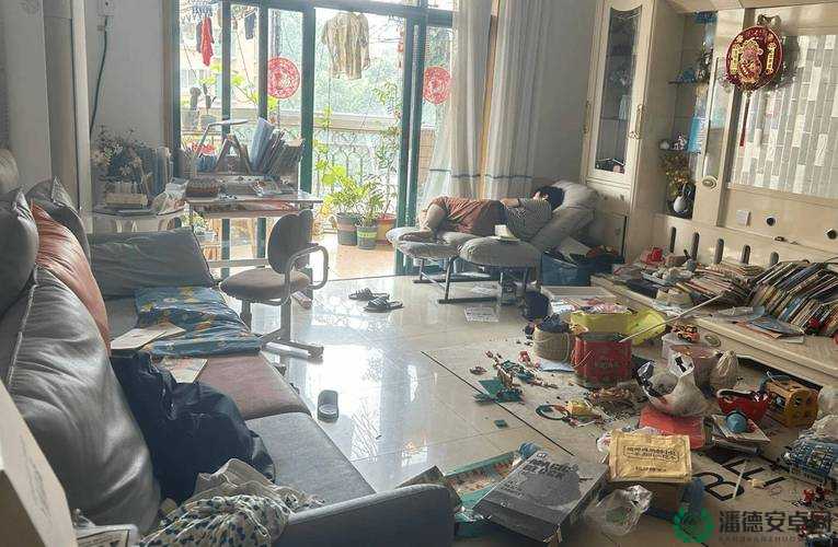一家人大杂乱：家庭成员众多导致生活状况复杂混乱不堪