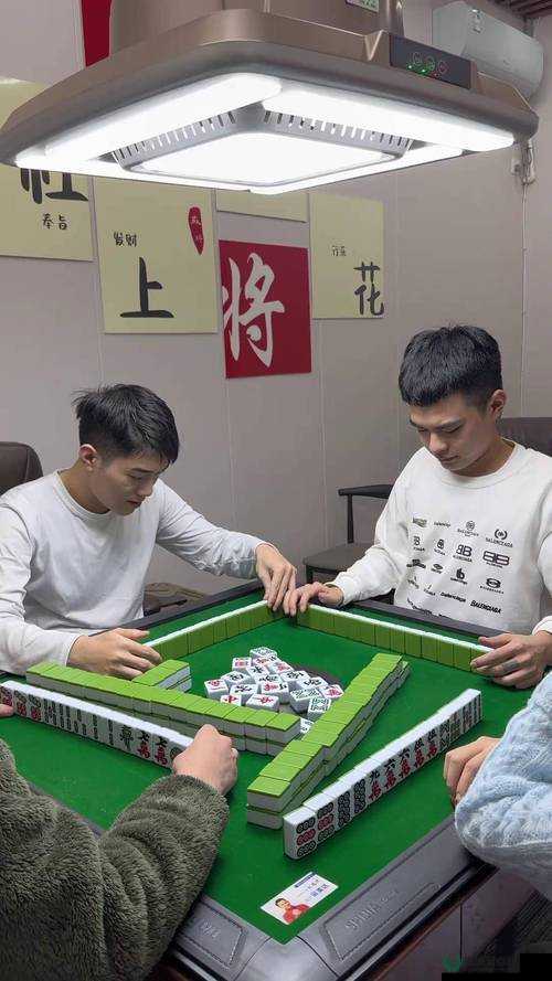 打麻将的男人沉浸在牌桌世界的独特人生轨迹