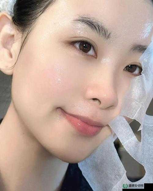 一边摸上面一边敷面膜的独特护肤体验