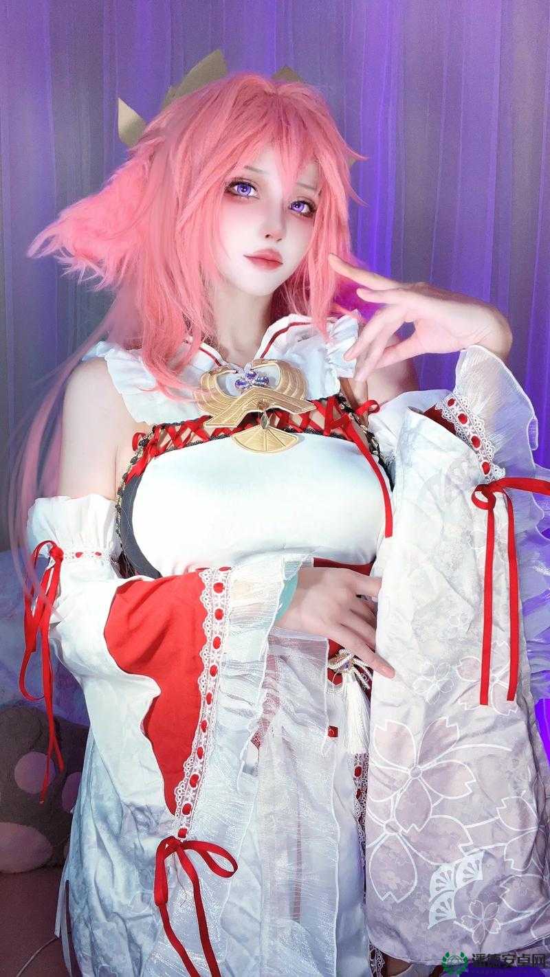 八重神子的服饰风格是怎样的？她有哪些性格特点？
