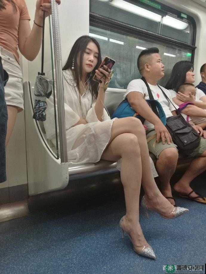 女子扒开大腿的惊人之举，是道德的沦丧还是人性的扭曲？