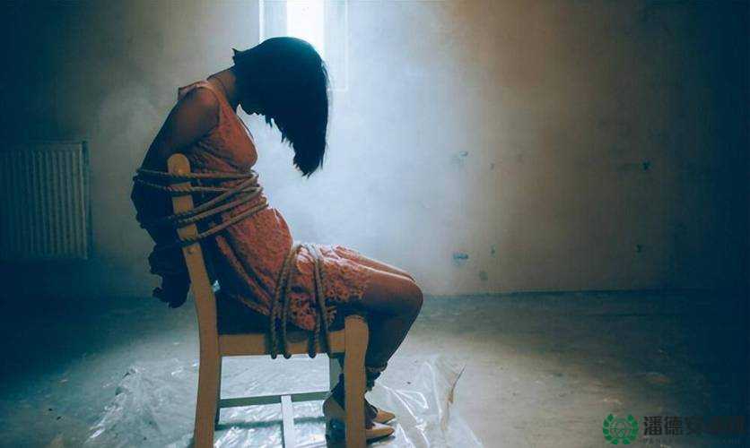 绑架憋尿：被囚禁的女孩，求生与尊严的挣扎这个包含了绑架憋尿等关键词，同时通过描述被囚禁女孩的求生与尊严的挣扎，增加了的吸引力和可读性，有利于百度 SEO 优化