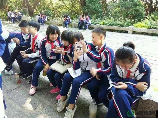 女班长扒开裤头给我们摸是一种违反社会道德和法律的行为，这种行为可能会对受害者造成身体和心理上的伤害，同时也会对班级和学校的秩序造成影响因此，我们应该坚决反对这种行为，并及时向老师和学校报告
