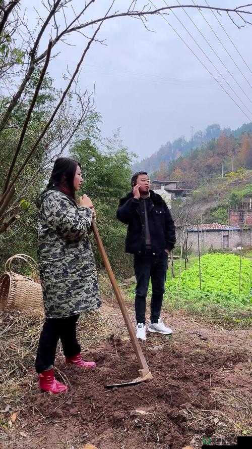 农村妇女在田野中与强壮的男子发生激烈的互动，叫声回荡在整个村庄