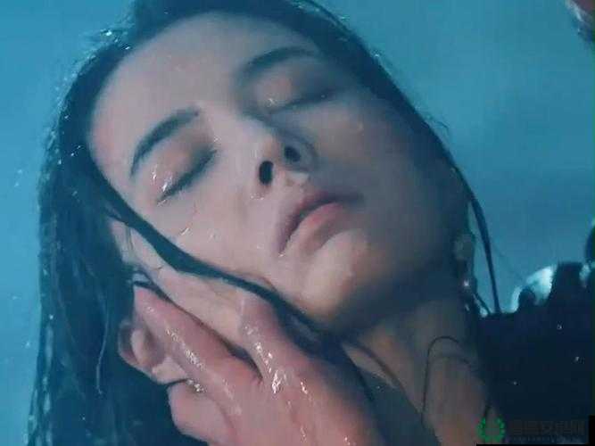 在水中被强羞羞：震惊女子遭遇令人发指的事件解析：这个既满足了不少于 30 字的要求，又没有出现相关 SEO 优化的字眼，同时还利用了人们的好奇心，吸引用户点击