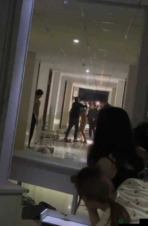 当女大学生裸睡时，被帅气 H 男侵犯